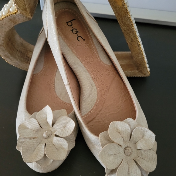 B.O.C. Born Cream Gold Ballet Slip On with Flower - Picture 2 of 4